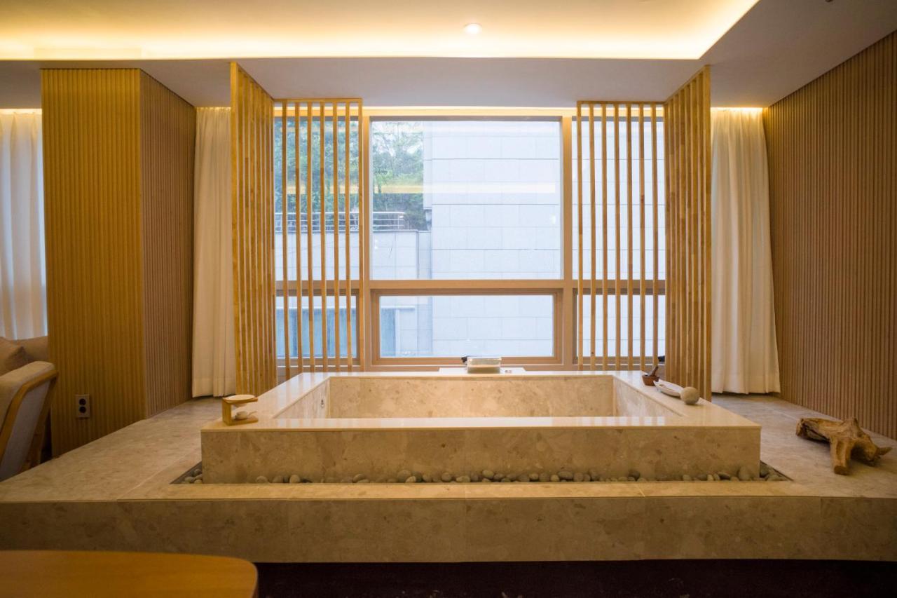 Uh Suite The Myeongdong Seoul Exterior photo