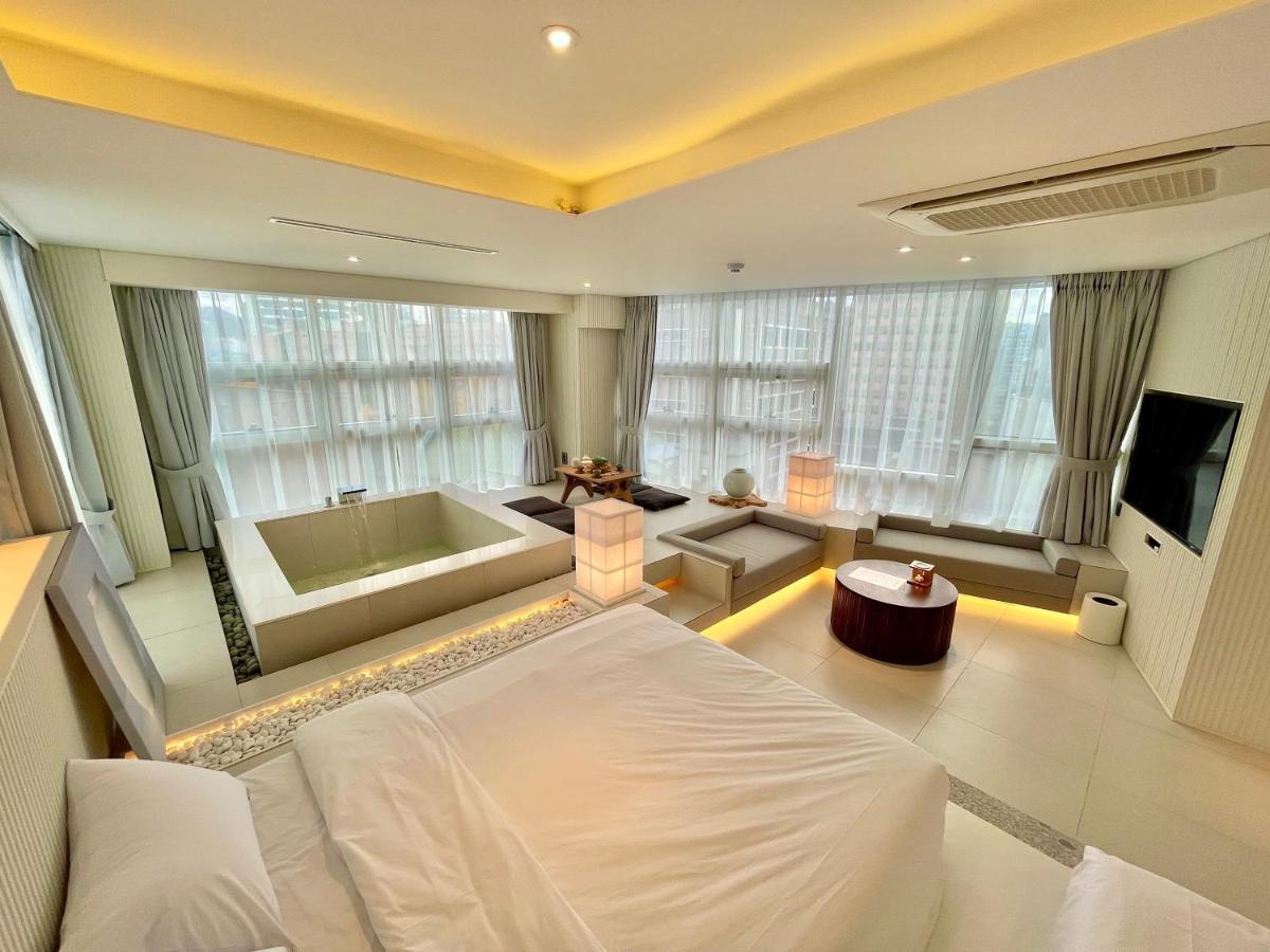 Uh Suite The Myeongdong Seoul Exterior photo