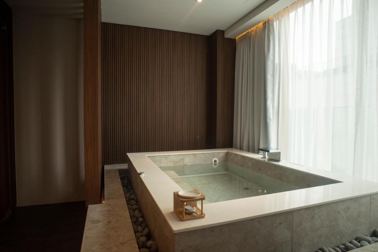 Uh Suite The Myeongdong Seoul Exterior photo