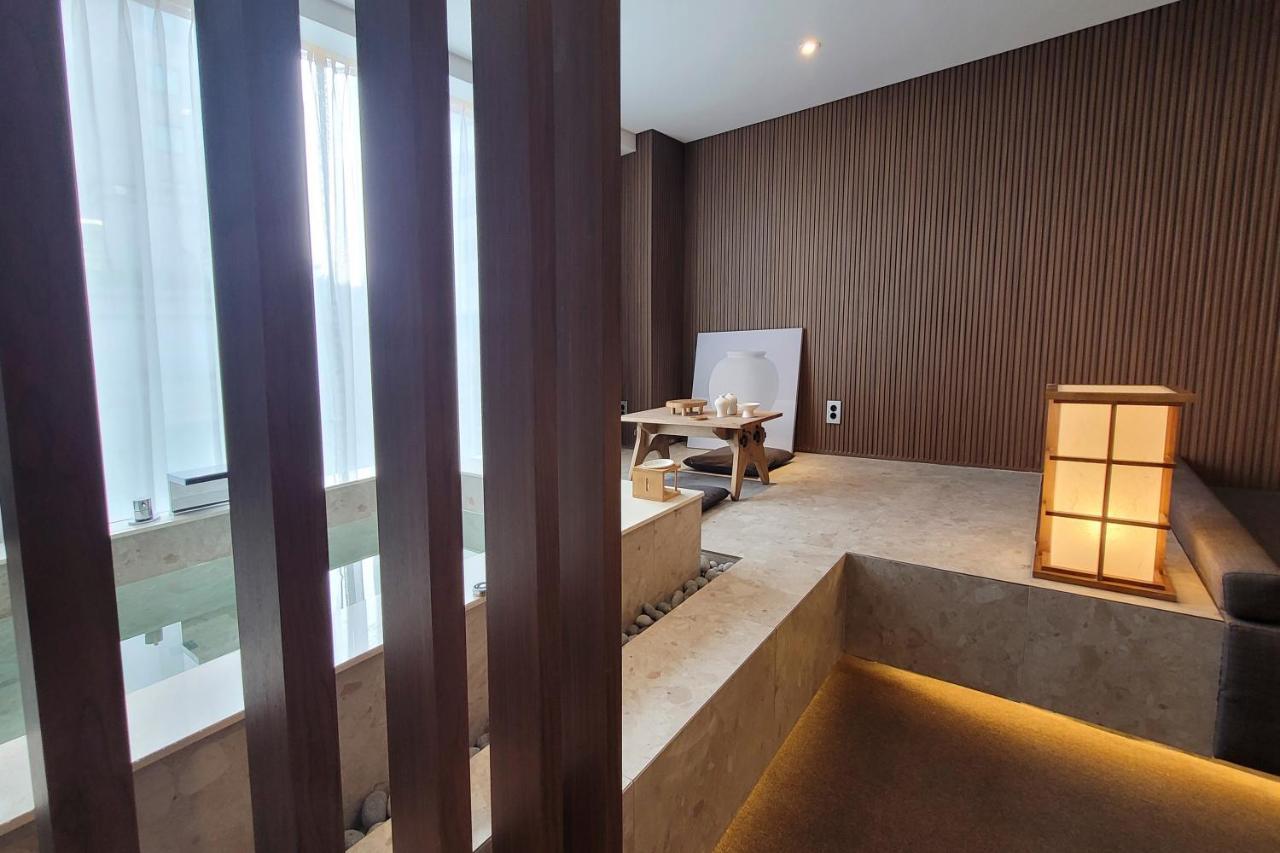 Uh Suite The Myeongdong Seoul Exterior photo
