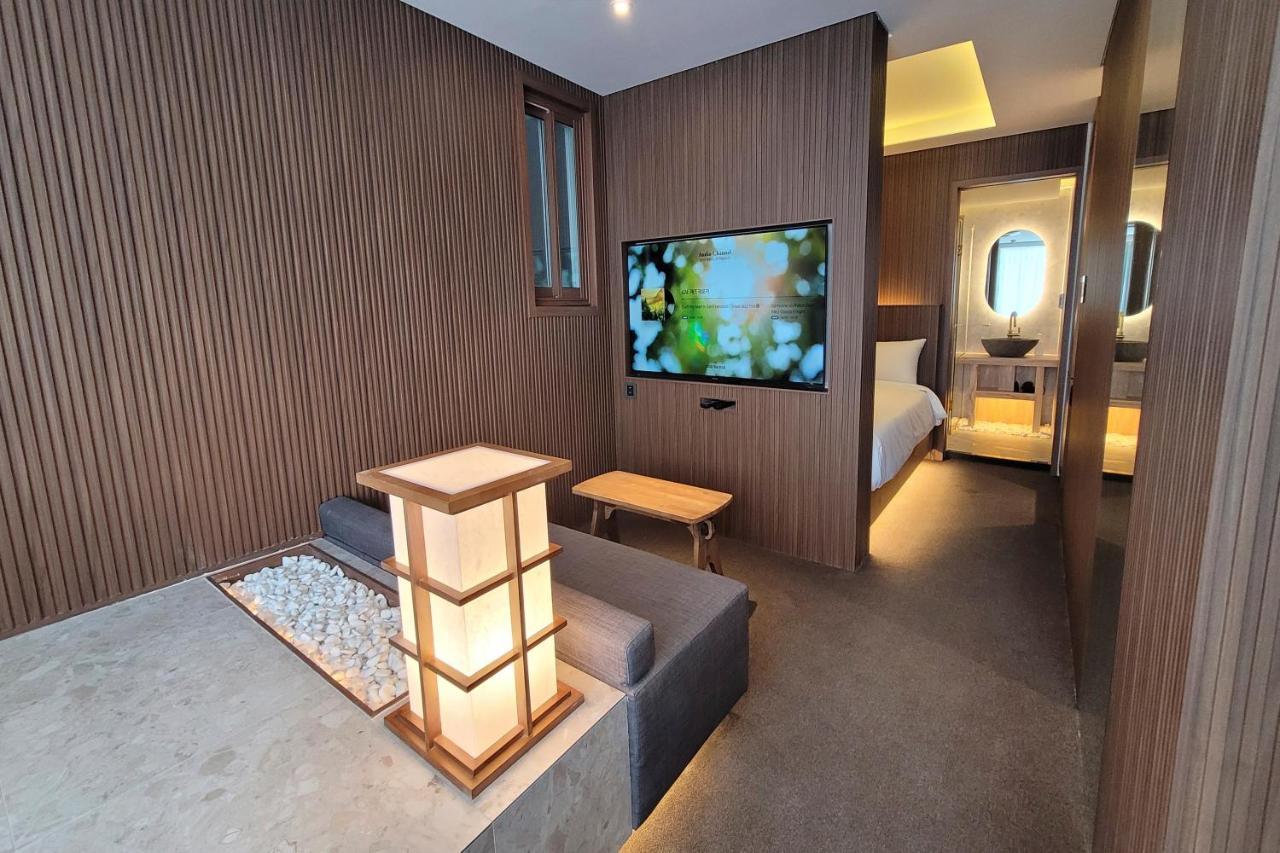 Uh Suite The Myeongdong Seoul Exterior photo